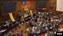 學生佔領立法院議場主席台（美國之音申華拍攝）