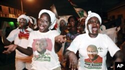Pendukung Presiden Ghana John Dramani Mahama merayakan kemenangannya pada pemilihan umum. (AP/Christian Thompson)