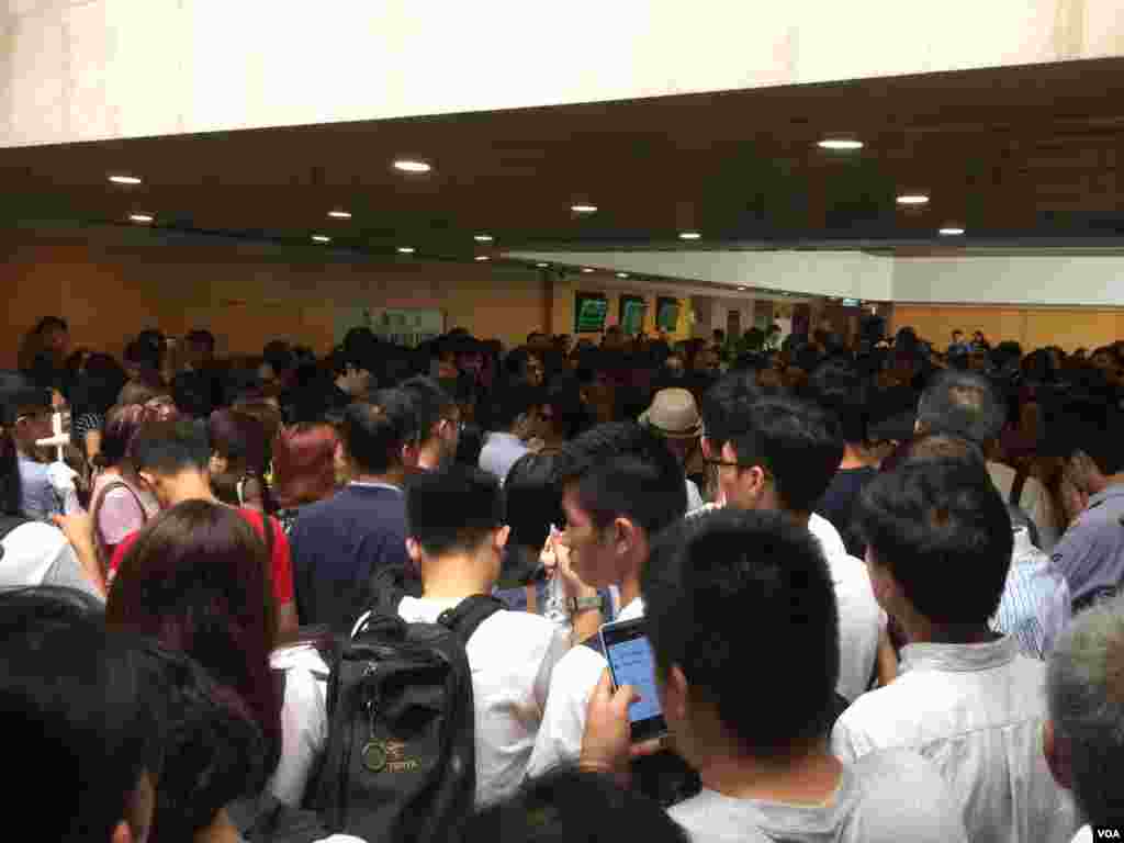 香港上诉庭的对学民思潮前召集人黄之锋、学联前秘书长周永康及前常委罗冠聪改判裁定,引发泛民的广泛不满。数百名支持者在高等法院内外高喊口号声援三人。