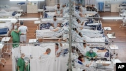 Wagonjwa wa COVID-19 wakiwa katika uwanja wa mpira uliojengwa hospitali huko Santo Andre, nje ya mji Sao Paulo, Brazil, Alhamisi, March 4, 2021. (AP Photo/Andre Penner)