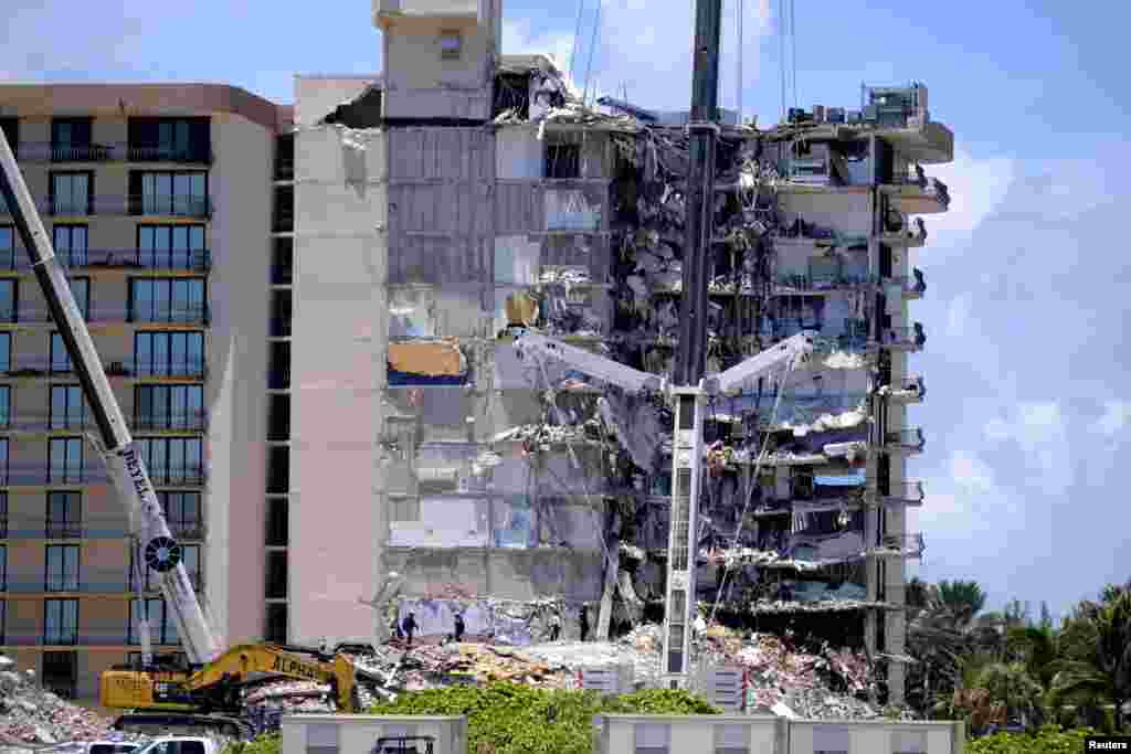 El personal de búsqueda y rescate continúa buscando víctimas días después de que un edificio residencial colapsara parcialmente.