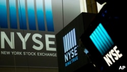 Archivo - Precio de acciones bajan en la Bolsa de Valores de Nueva York, debido a la baja de los precios del crudo.