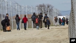 2016年3月5日一些移民经由希腊进入马其顿去登记处。