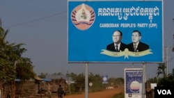 ស្លាកសញ្ញាគណបក្សប្រជាជនកម្ពុជា និងគណបក្សសង្រ្គោះជាតិ ក្នុងឃុំក្តុលសែនជ័យ ស្រុក​ទឹកផុស ខេត្តកំពង់ឆ្នាំង។ (ស៊ុន ណារិន/VOA)