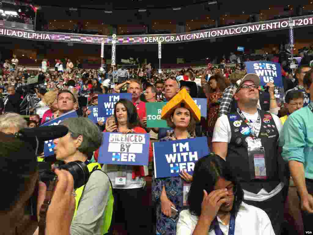 Taageerayaasha Hillary Clinton iyo kuwa Bernie Sanders. July 26, 2016.