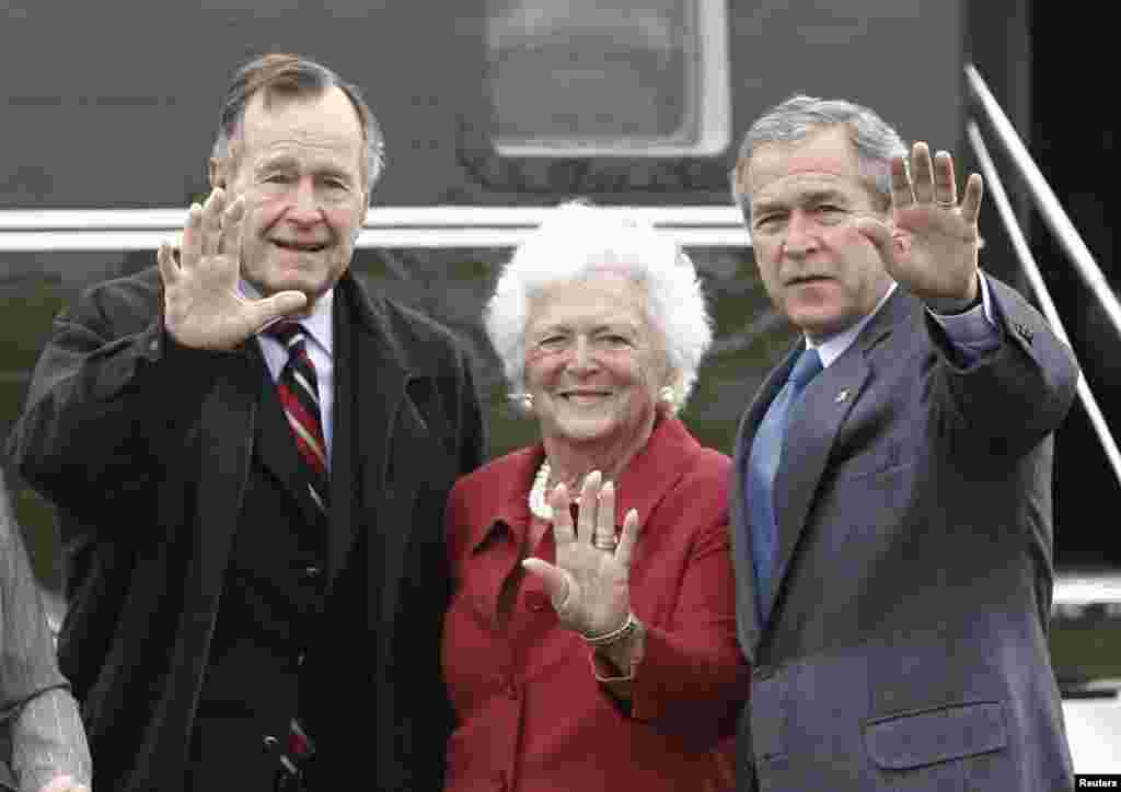 U.S. President George W. Bush (R) waves alongside his parents, former President George Bush and former first lady Barbara Bush upon their arrival Fort Hood, Texas, April 8, 2007.