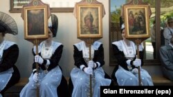 Para perempuan Swiss mengenakan pakaian tradisional dalam perayaan Corpus Christi di kota Appenzell (foto: ilustrasi).
