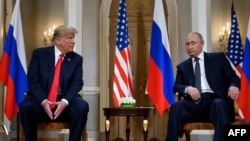 ARCHIVO - El presidente ruso, Vladimir Putin (derecha), y el presidente estadounidense, Donald Trump, son fotografiados antes de una reunión en Helsinki, el 16 de julio de 2018.