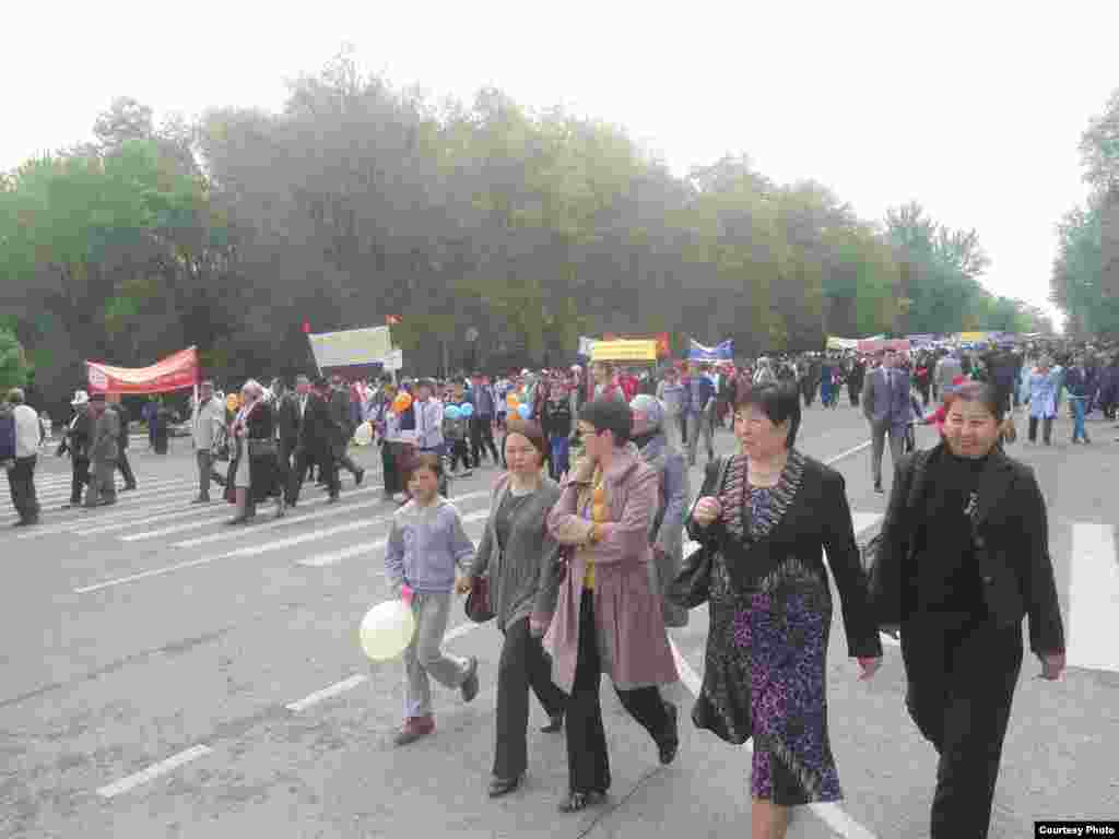 1-may paradida qatnashish uchun chiqqanlar ham, uni tomosha qilish uchun kelganlar ham ko'p.