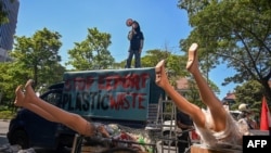 Para aktivis dari ECOTON dan mahasiswa di Jawa Timur berdemo di depan Konsulat Jenderal Australia di Surabaya, Selasa, 11 Juni 2024. (Foto: Juni Kriswanto/AFP)