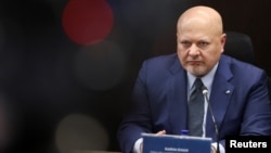 El fiscal de la Corte Penal Internacional, Karim Khan, habla en una conferencia de prensa en Bogotá, Colombia, el 27 de junio de 2023. Khan lidera las investigaciones por presuntos crímenes de lesa humanidad en Venezuela, de las que se conocerá un fallo clave en marzo.