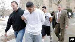Tersangka anggota geng MS-13 dikawal untuk mendengarkan pembacaan dakwaan di Mineola, New York, 11 Januari 2018.