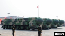 東風-41洲際戰略核導彈在北京天安門廣場舉行的國慶閱兵式展示。（2019年10月1日）