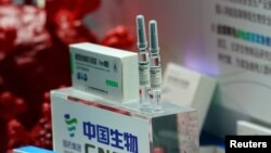 Sebuah stan yang menampilkan kandidat vaksin virus corona dari China National Biotech Group terlihat di Pameran Internasional China untuk Perdagangan Jasa 2020, menyusul wabah COVID-19, di Beijing, China, 5 September 2020. (Foto: Reuters)