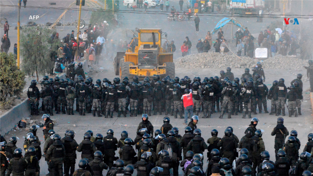 Después de un enfrentamiento, la policía antidisturbios despejó un bloqueo de carreteras por parte de manifestantes que apoyaban al expresidente Evo Morales.