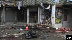 Un soldado afgano inspecciona los escombros dejados por la explosión en el Kabul Bank, en Jalalabad, Afganistán.