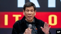 Mantan Presiden Filipina Rodrigo Duterte berpidato di dalam Stadion Southorn di Hong Kong pada Minggu, 9 Maret 2025. (Foto: AP)