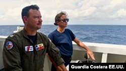 Miembros de la Guardia Costera de EE.UU.a bordo del buque Stone, destinado a combatir la pesca ilegal en el hemisferio occidental. [Foto: Cortesía de la Guardia Costera de EE.UU.]