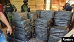 Paquetes de clorhidrato de cocaína que estaban escondidos en un depósito subterráneo en una casa se ven durante una operación de incautación realizada por la policía colombiana, en Necoclí, Colombia, el 11 de febrero de 2024.