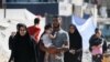 Israel ordena mais evacuações em Gaza depois de ataque a abrigo escolar ter matado dezenas de pessoas
