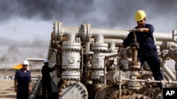 Para pekerja Irak tengah bekerja di kilang minyak Rumaila, dekat kota Basra, 550 kilometer tenggara Baghdad, Irak, 13 Desember 2009 (Foto: dok). Pemerintah Suriah dilaporkan telah menerima minyak mentah dalam jumlah cukup besar dari Irak melalui sebuah pelabuhan Mesir selama sembilan bulan terakhir.