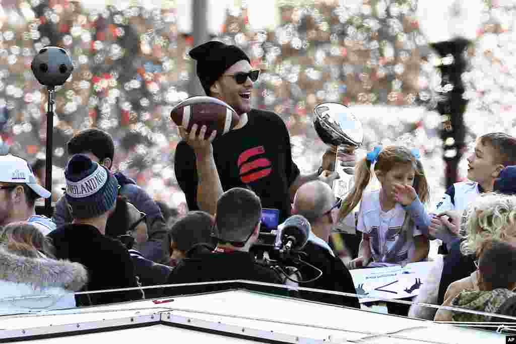កីឡាករ Tom Brady នៃក្រុមNew England Patriots ជិះទូកមួយអំឡុងការដង្ហែក្បួនកាត់ទីក្រុង Boston រដ្ឋ Massachusetts ដើម្បីអបអរជ័យជម្នះរបស់ខ្លួនកាលពីថ្ងៃអាទិត្យក្នុងកម្មវិធីប្រកួត Super Bowl 53 ក្នុងទីក្រុង Atlanta។