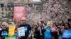 Para aktivis berdemo di Lafayette Square memprotes kebijakan "global gag rule" pemerintahan Trump yang melarang pendanaan ke lembaga swadaya masyarakat yang memberikan layanan aborsi dan kesehatan reproduksi, 29 Maret 2019.