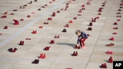Des centaines de chaussures rouges exposées en signe de protestation contre la violence sexiste, sur la place Habima à Tel Aviv, Israël, le 4 décembre 2018. (Photo AP/Oded Balilty)