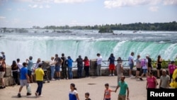 Turis memadati salah satu area di Air Terjun Niagara di Ontario, Kanada, pada 28 Juni 2022. (Foto: Reuters/Carlos Osorio)