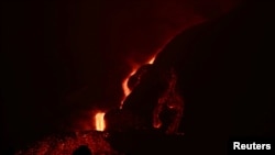 La lava fluye hacia abajo arrojada por el volcán Cumbre Vieja mientras continúa en erupción en la isla canaria de La Palma, España, el 14 de octubre de 2021.