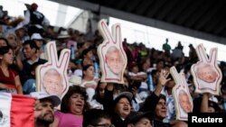 Para pendukung kandidat Meksiko, Andres Manuel Lopez Obrador, berkumpul saat pawai kampanye penutupan di Stadion Azteca, di Mexico City, Meksiko, 27 Juni 2018.
