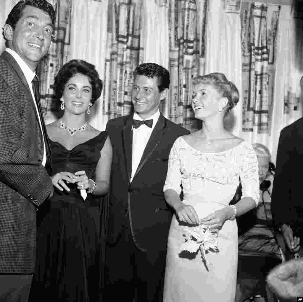 លោក Dean Martin អ្នកស្រី Elizabeth Taylor លោក Eddie Fisher និងអ្នកស្រី Debbie Reynolds (ពីឆ្វេងទៅស្តាំ) បានចូលរួមការបើកពិធីដែលសម្តែងដោយលោក Fisher នៅ Tropicana កាលពីថ្ងៃទី១៩ មិថុនា ឆ្នាំ១៩៥៨ ទីក្រុង Las Vegas។