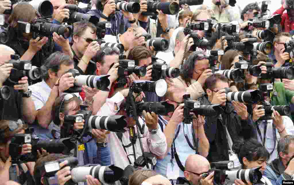 Para fotografer bekerja selama sesi pemotretan untuk film "Blood Ties" di Festival Film Cannes ke-66 di Cannes, Prancis.