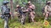 En esta imagen de un video distribuido por el ministerio de Defensa de Bielorrusia el 20 de julio de 2023, soldados del ejército bielorruso y mercenarios de la milicia privada Wagner asisten a maniobras cerca de la ciudad fronteriza de Brest. 