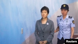 韩国前总统朴槿惠2017年8月抵达首尔一家法院 - 资料照片