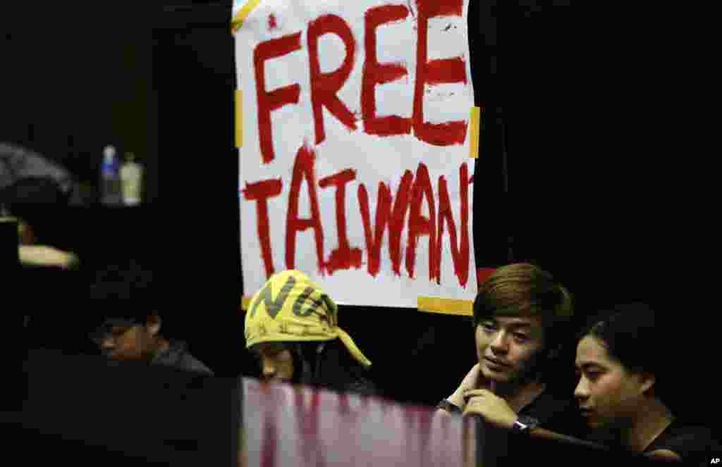 Students protesting against a China Taiwan trade pact occupy the legislative floor, in Taipei, Taiwan, March 20, 2014.