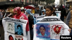 Padres de los estudiantes dijeron que el nuevo informe muestra que el gobierno los ha engañado y exigieron que se investigue a los funcionarios involucrados en la investigación inicial sobre el basurero.