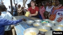 Catherine Bertini, former Executive Director of the World Food Programme (WFP), dishes out lunch to pupils, (File photo).