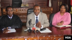Governador Isaac dos Anjos de visita as instalações do tribunal da província do Namibe 