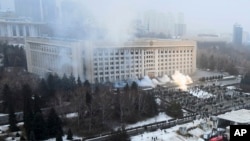 在哈薩克斯坦的抗議活動期間，煙霧從阿拉木圖市政廳升起。 （2022年1月5日）
