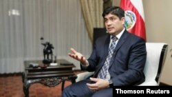 El presidente de Costa Rica, Carlos Alvarado, pidió a Estados Unidos que le haga a su país un adelanto de una donación que hará de vacunas AztraZeneca. [Foto de archivo].