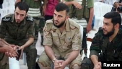  ​​មេដឹកនាំ​ក្រុម​ឧទ្ទាម លោក Zahran Alloush (កណ្តាល) ​បាន​ត្រូវ​សម្លាប់​កាល​ពី​ថ្ងៃ​សុក្រ​​នៅ​ក្នុង​ការ​វាយ​ប្រហារ​តាម​អាកាស​នៅ​ជិត​រដ្ឋ​ធានី​ដាម៉ាស។