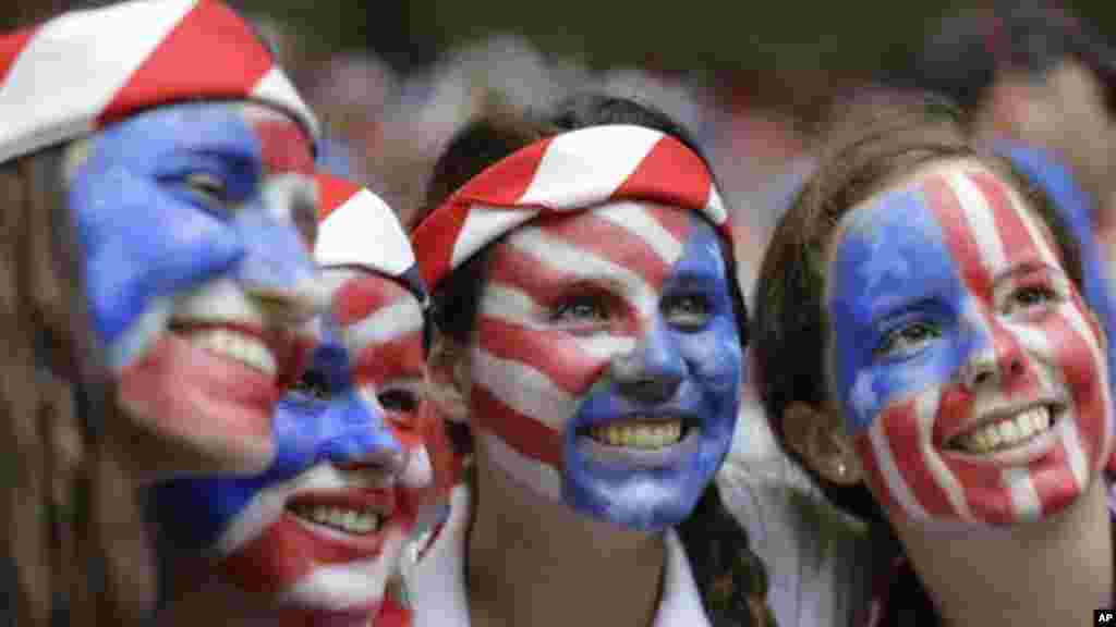 Visages peints aux couleurs américaines, les supporteurs de l’équipe nationale américaine de football féminin sourient à la tribune du stade olympique de Vancouver, Colombie-Britannique, lors du match de la finale de la Coupe du Monde contre le Japon, le 5 juillet 2015.
