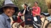 អ្នក​មីង​បុង យ៉េន​ អ្នក​លក់​នំ​ក្រឡាន​នៅ​មុខ​ប្រាសាទ​អង្គរវត្ត​ និង អតិថិជន​ពីរ​នាក់​របស់​អ្នកមីង​​គឺ​នាង​អង់​ ស្រីម៉ាច​ និង​នាង​​អង់ ពិសី​។