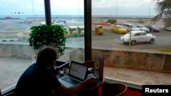 Cuba se conectó a Internet desde el año 1996, pero el acceso es sumamente restringido enfocado en las áreas científicas y culturales. 