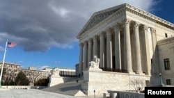 El Tribunal Supremo de EE.UU. aprobó por una mayoría mínima que, a la espera de un sentencia en firme de la corte de apelación, la administración Trump pueda negar la residencia legal a inmigrantes que dependan de programas de asistencia pública.