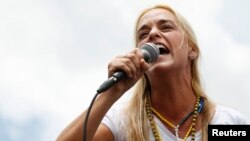 Lilian Tintori, isteri pemimpin demonstrasi anti pemerintah Leopoldo Lopez menyerukan pembebasan suaminya (foto: dok).