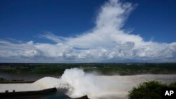 ARCHIVO - El agua fluye en la represa hidroeléctrica de Itaipú en la frontera compartida de Paraguay con Brasil, en Hernandarias, Paraguay, el 16 de marzo de 2023. AP