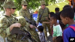 Tentara Australia berbincang dengan anak-anak Timor Leste di kamp pengungsi di Dili. (Foto: Dok)