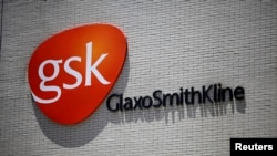 Logo perusahaan farmasi Inggris, GlaxoSmithKline (GSK) di kantor mereka di Shanghai, China (foto: dok). 